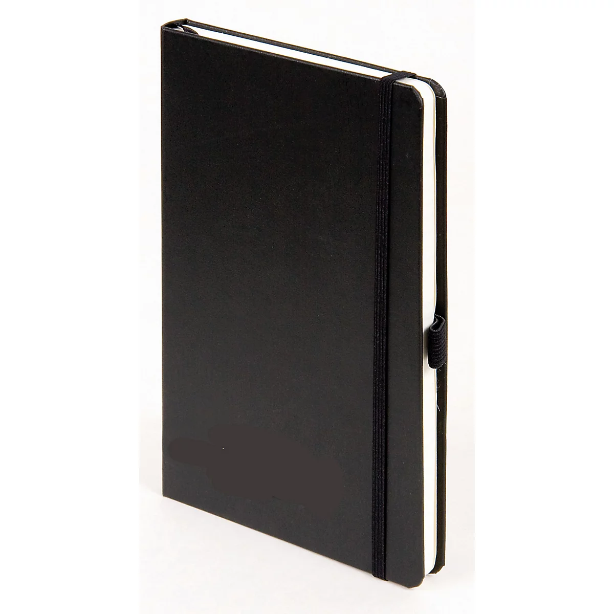 Carnet noir avec élastique et papier blanc. Le livre est photographié légèrement de biais.