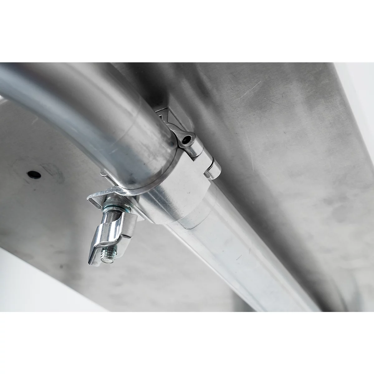 Detailopname van een metalen constructie. Roestvrijstalen buizen en fittingen, gemonteerd op een metalen plaat.