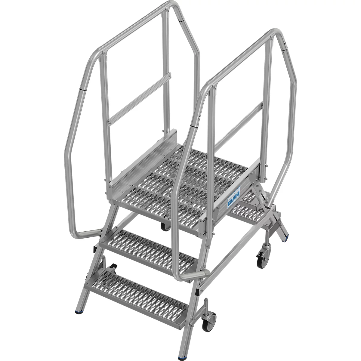 Een zilveren mobiele trap met drie treden, een platform en leuningen. Hij staat op wielen.