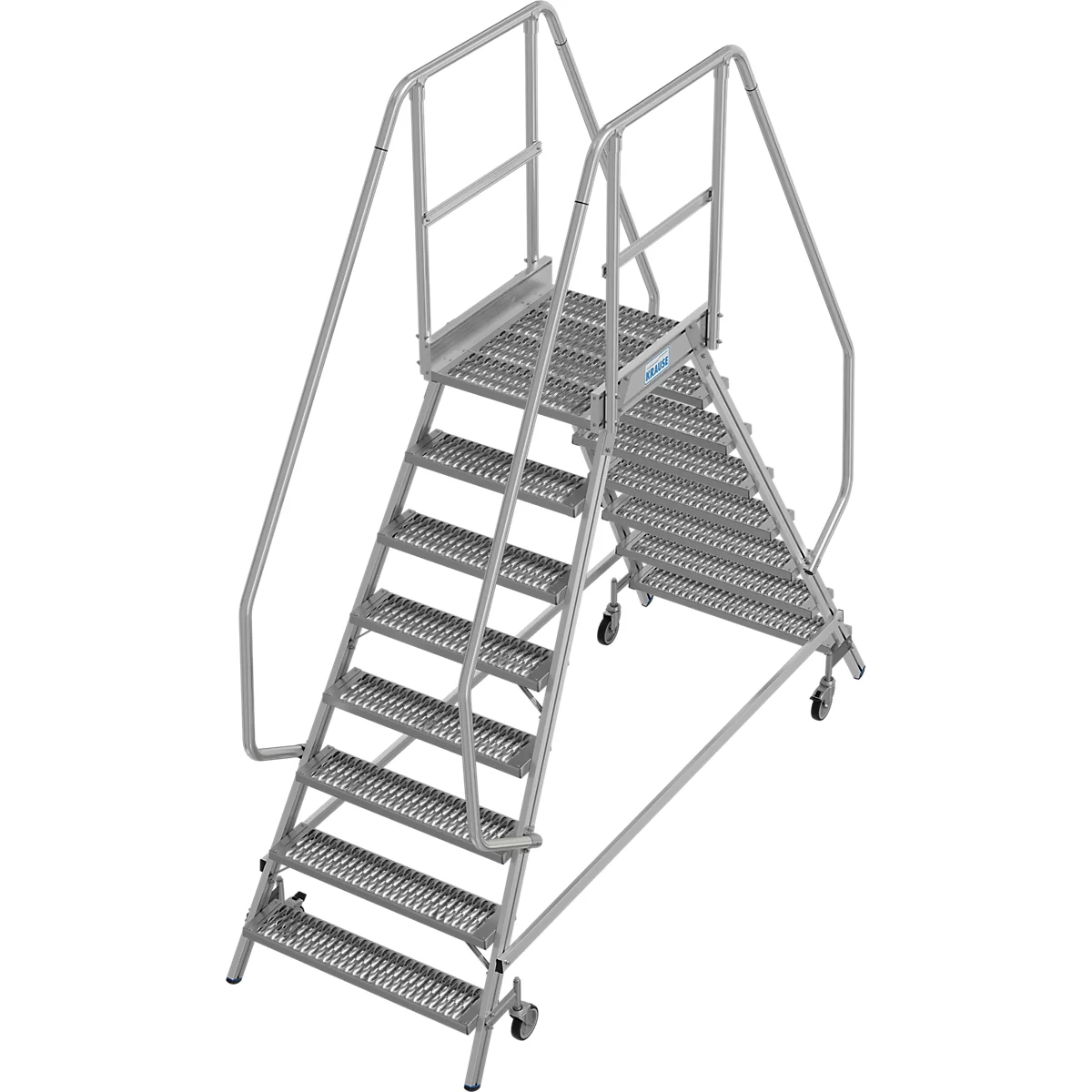 Grijze mobiele trap met roosterstappen en leuningen.