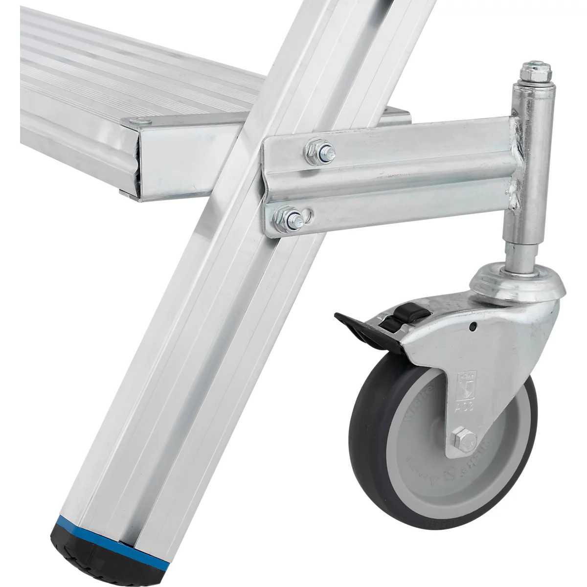 Detailopname van een aluminium ladder met wielen. De ladder staat op een grijs wiel dat met een hendel kan worden vergrendeld. De voet heeft een blauwe rubberen dop.