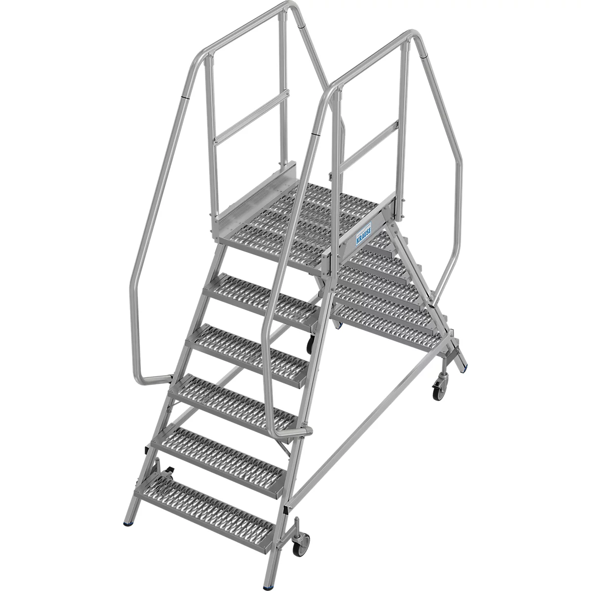 Silberne Steighilfe mit Treppe, Plattform und Geländern. Auf Rollen, für den mobilen Einsatz.