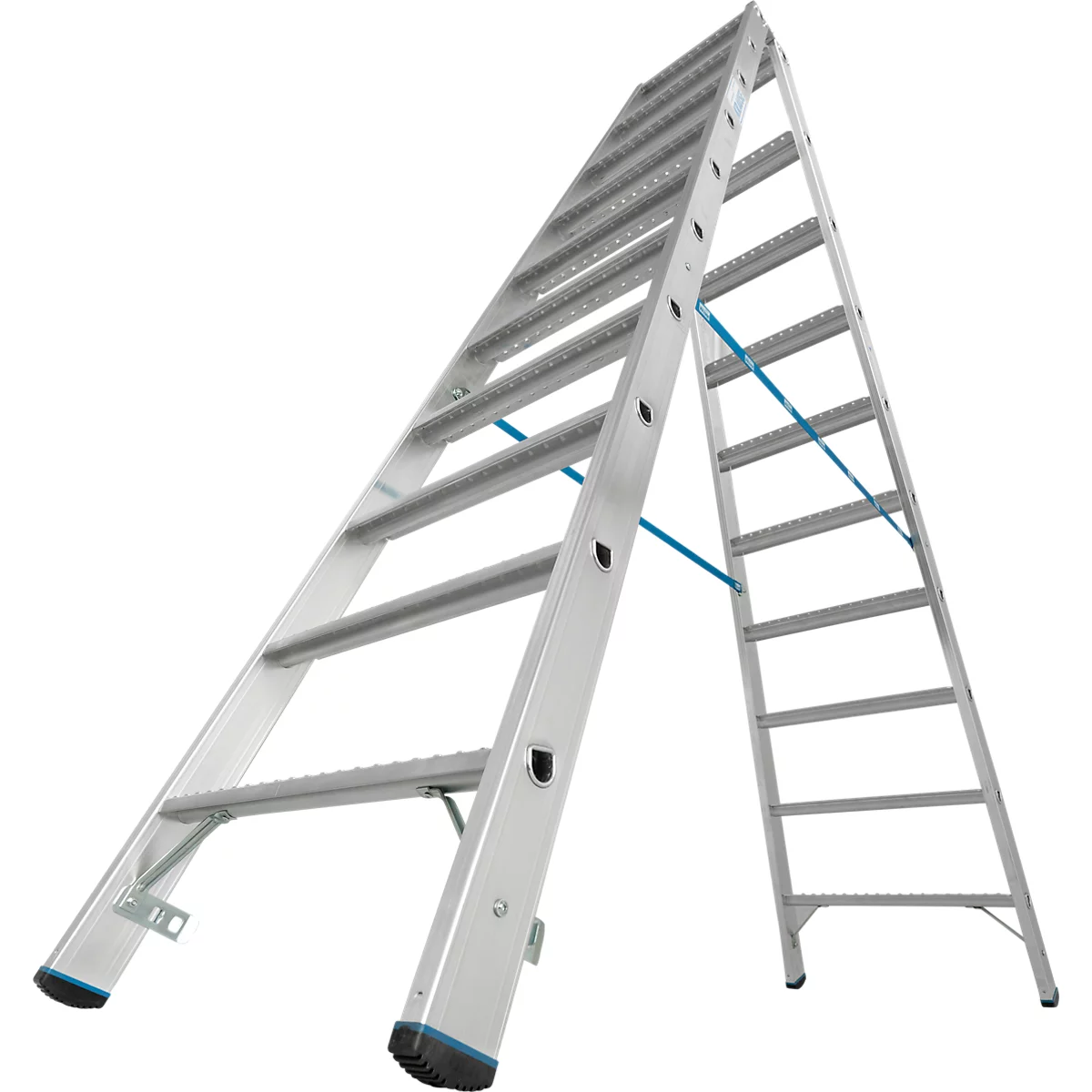 Een zilveren trap die in een open hoek staat. Blauwe stutten verbinden de zijkanten. Zwarte rubberen voetjes.