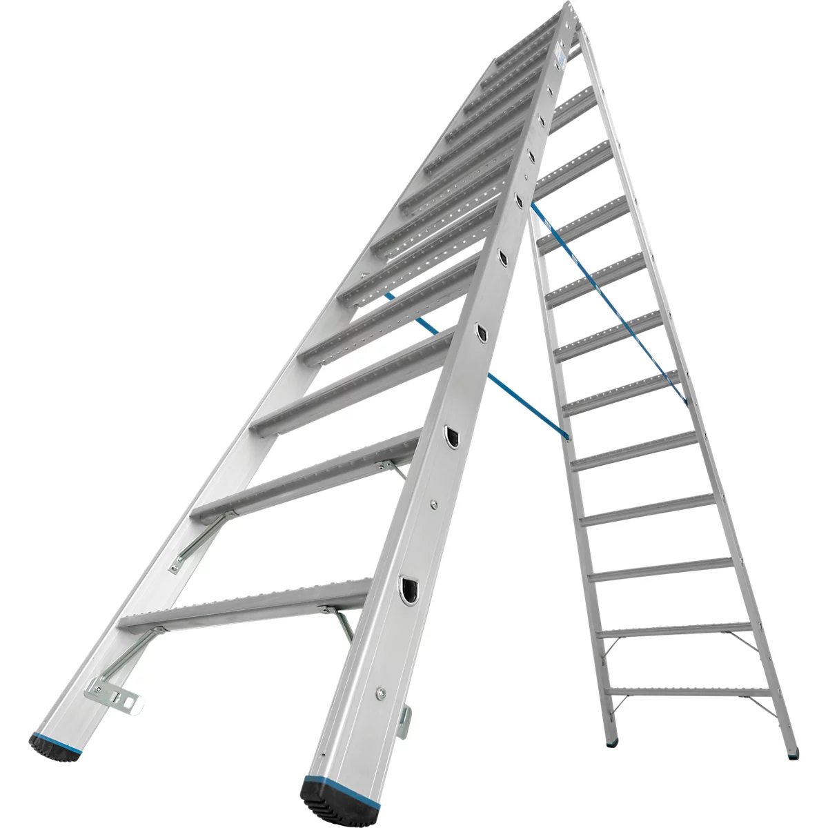 Zilveren vrijstaande ladder, open op witte achtergrond.