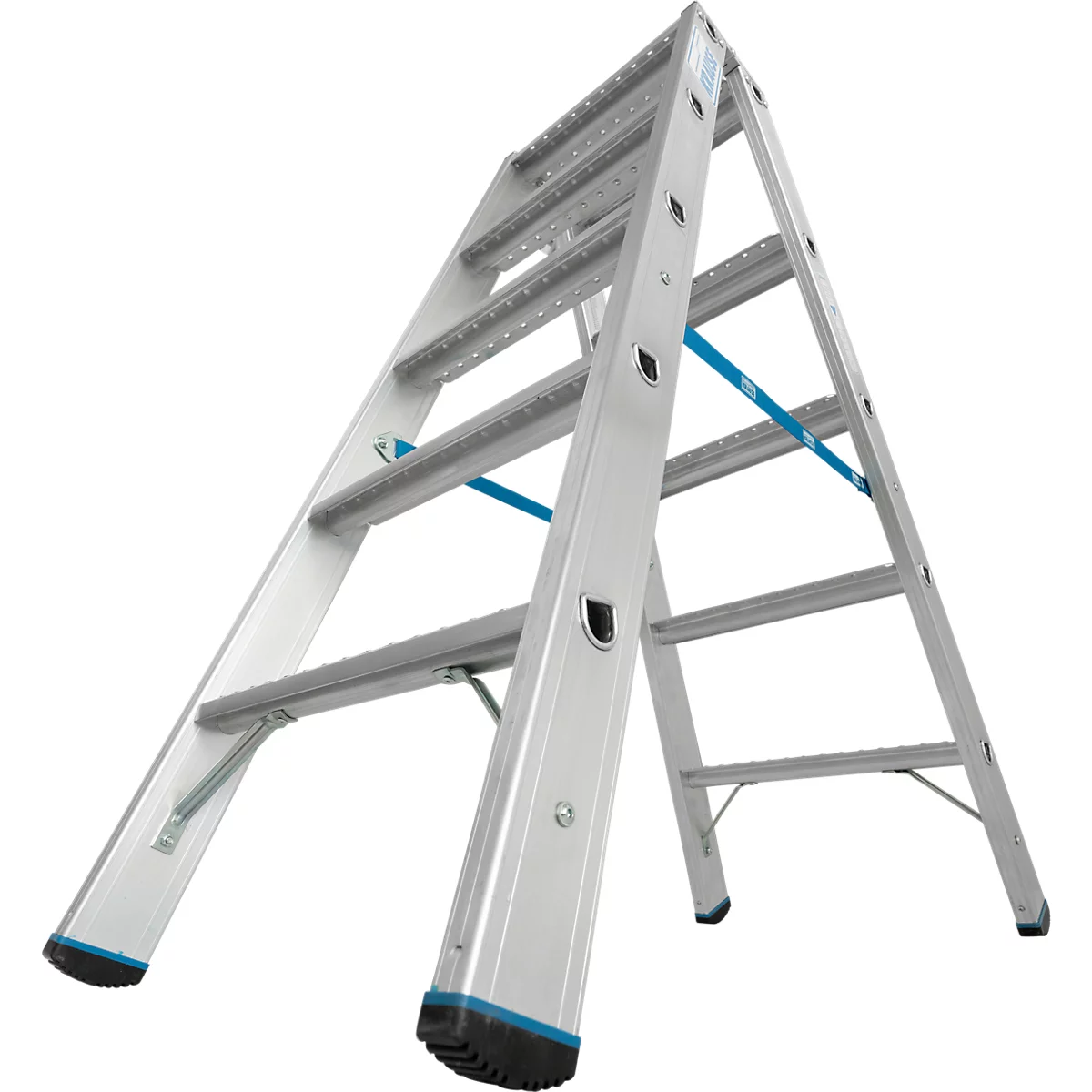 Zilveren trap, geopend in A-vorm. Blauwe stutten en zwarte rubberen voetjes.