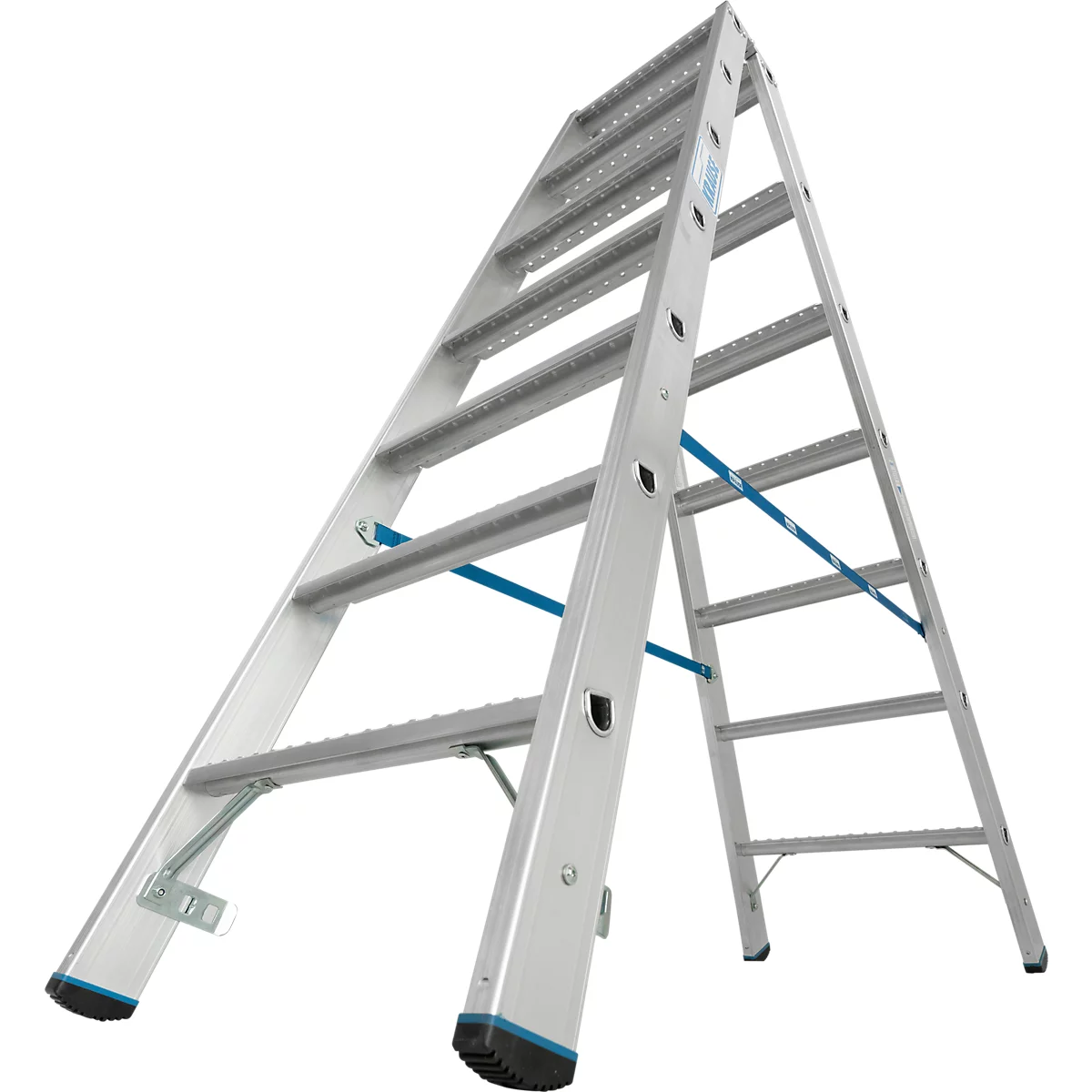 Zilveren vrijstaande ladder, blauw versterkt. Zwarte rubberen voetjes. Op een witte achtergrond.