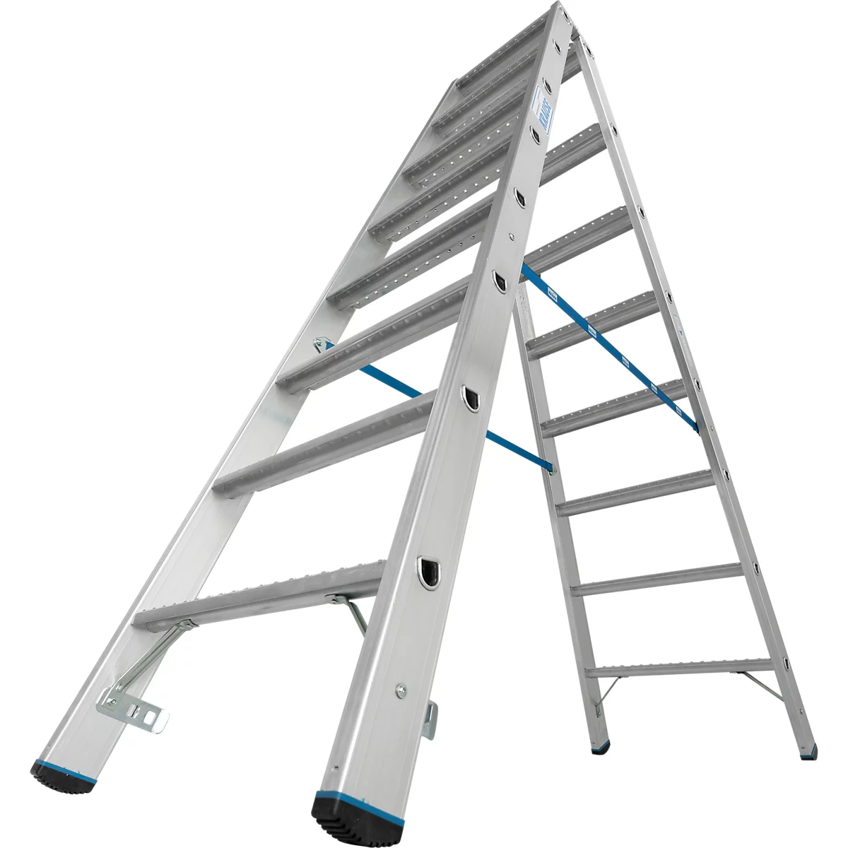 Zilveren vrijstaande ladder tegen een witte achtergrond. Blauwe spanten verbinden de sporten. Zwarte rubberen voetjes.