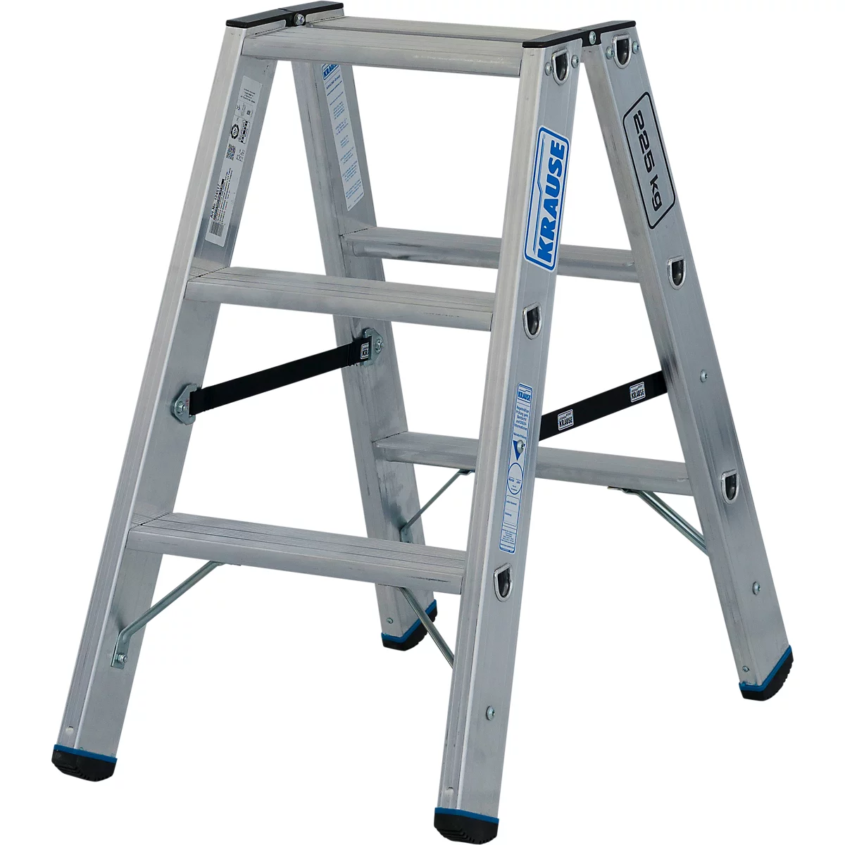 Een zilveren trap met drie treden en zwarte stutten.