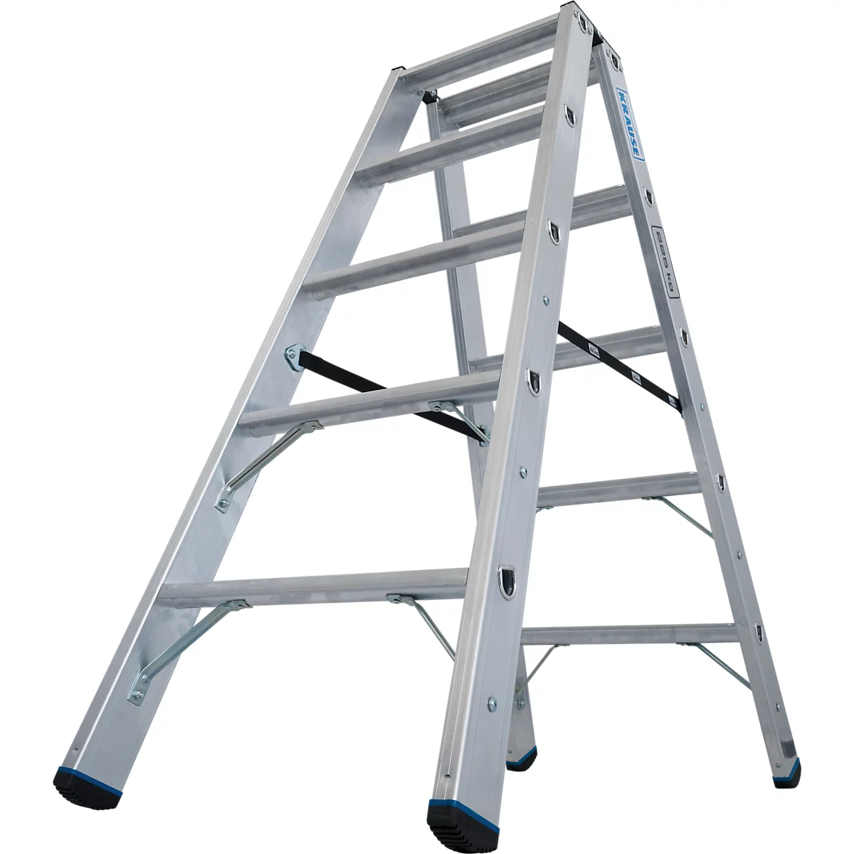 Een zilveren trap, tegen een witte achtergrond. De ladder is uitgeklapt. Zwarte stutten verbinden de zijkanten.