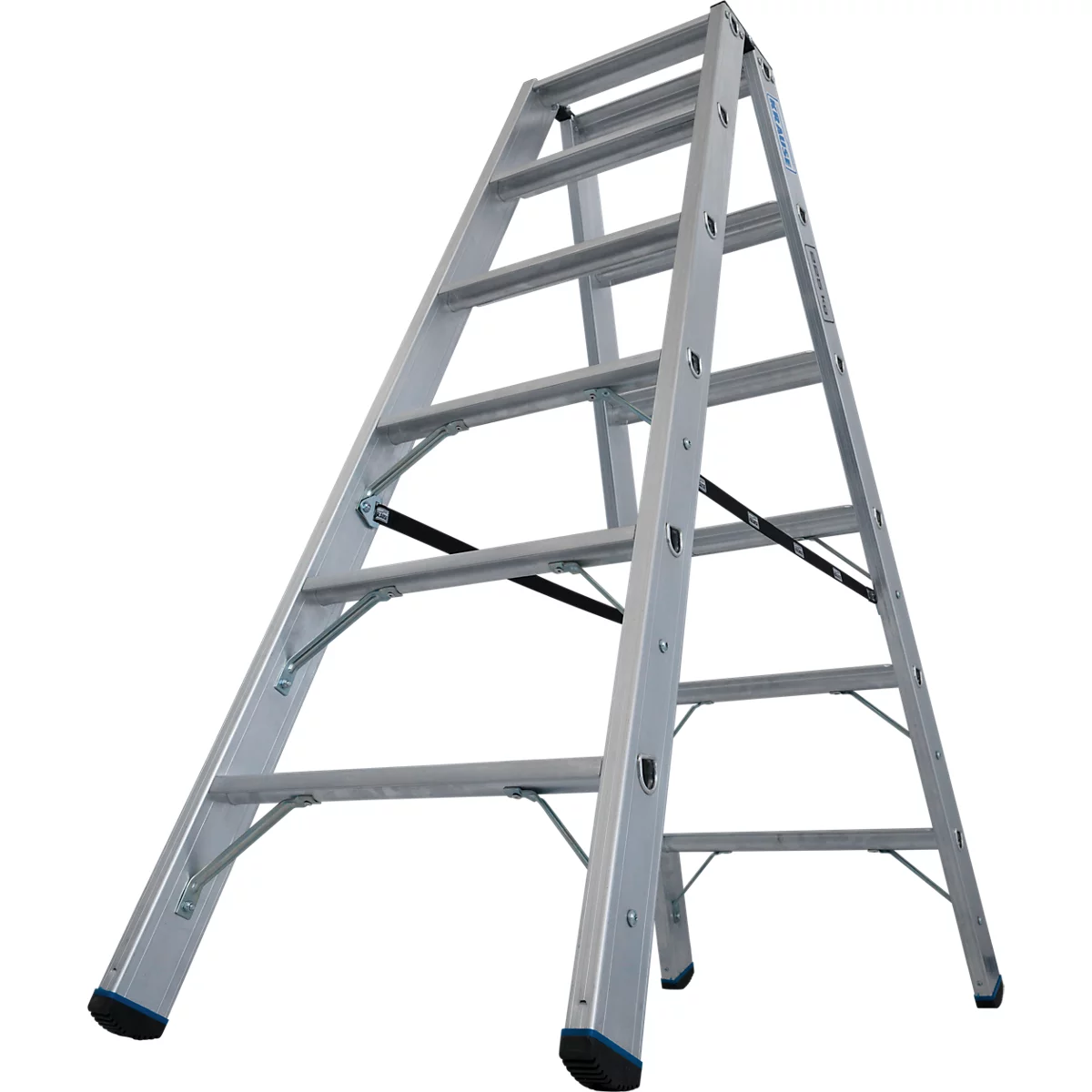 Een vrijstaande aluminium ladder met meerdere treden, tegen een witte achtergrond.