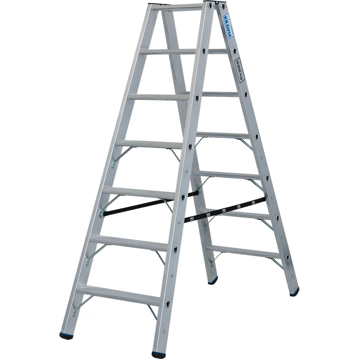 Zilveren trap tegen een lichte achtergrond. De ladder heeft verschillende sporten, die worden gestabiliseerd door zwarte stutten. Een logo is zichtbaar op de ladder.