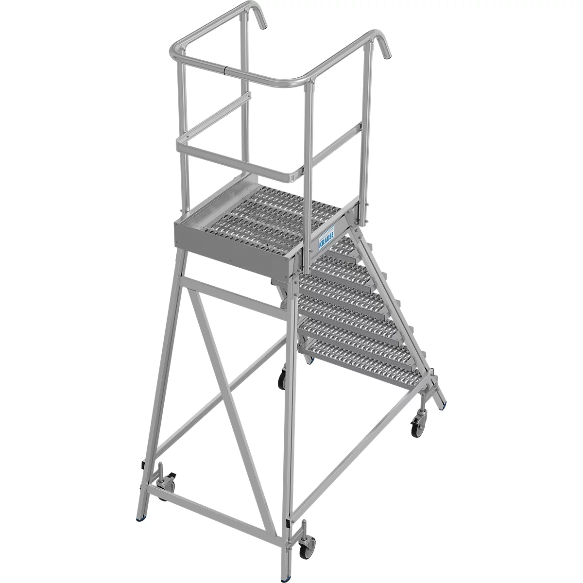 Een zilverkleurige rolsteiger met wielen, leuningen en een platform met rooster. De ladder is vrijstaand.