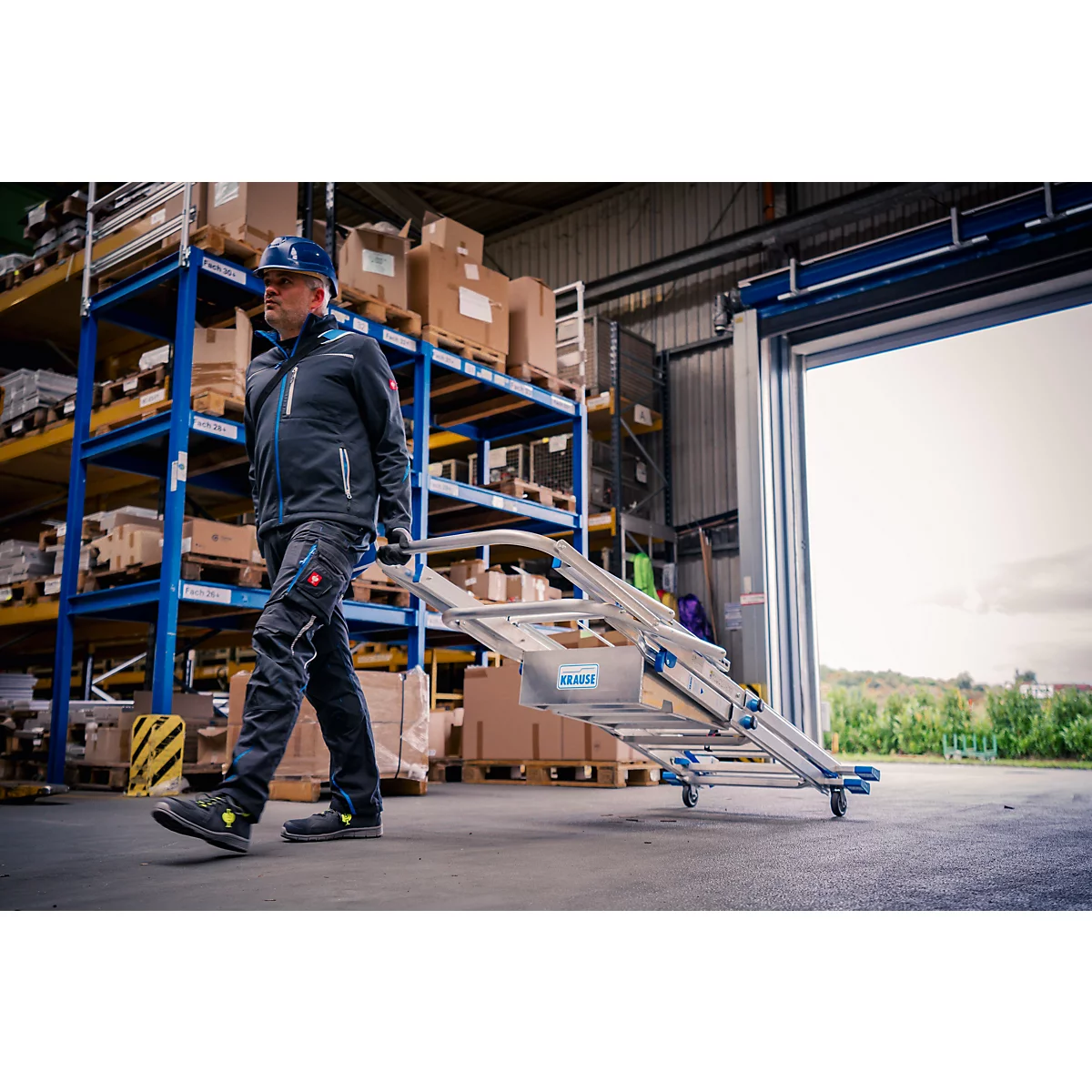 Detailaufnahme einer Leiter. Ein roter Verriegelungsmechanismus greift in die Sprossen ein.