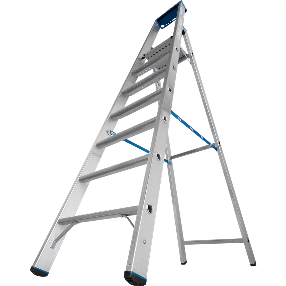 Eine silberne Trittleiter, die gegen eine weiße Wand steht. Die Leiter hat blaue Akzente und schwarze Füße.