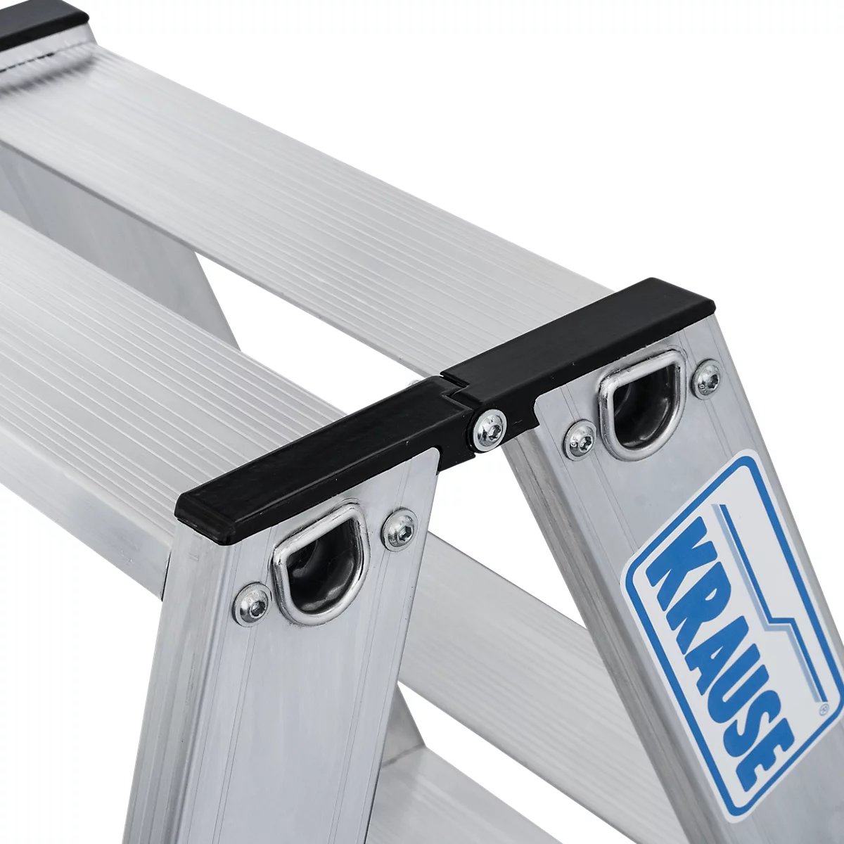 Detailaufnahme einer silbernen Aluminium-Trittleiter. Schwarze Kunststoffabdeckungen an den Sprossen, das blaue Krause-Logo ist sichtbar.