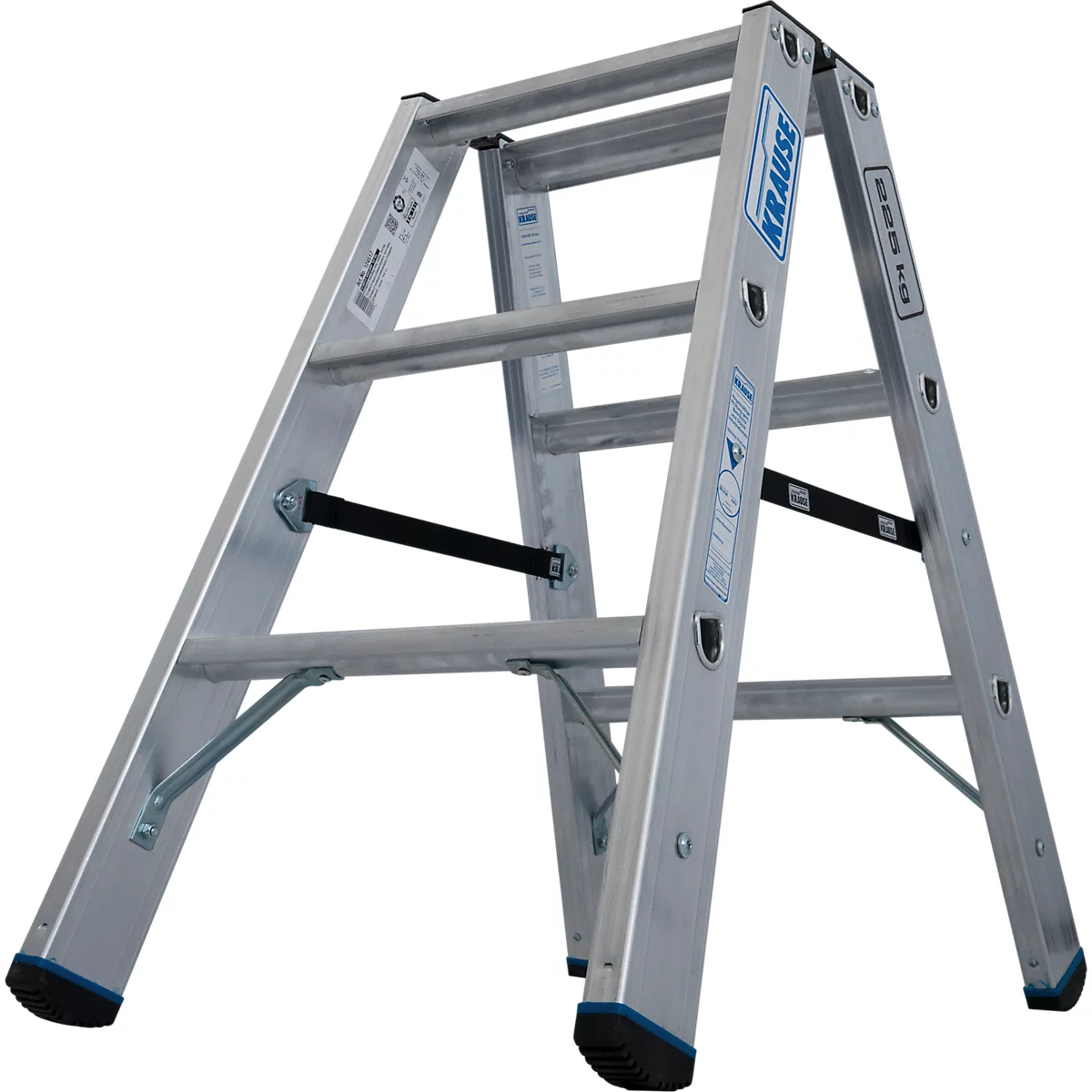 Eine silberne Trittleiter der Marke Krause, mit schwarzen Stützen und blauen Gummifüßen, steht isoliert.