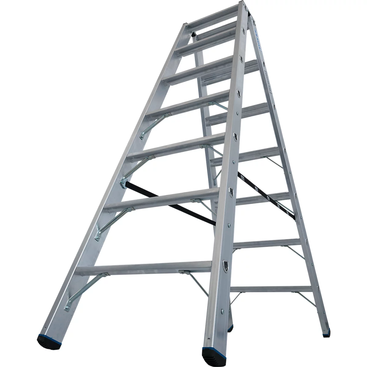 Silberne Stehleiter vor weißem Hintergrund. Die Leiter steht in einem Winkel und ist ausgeklappt.