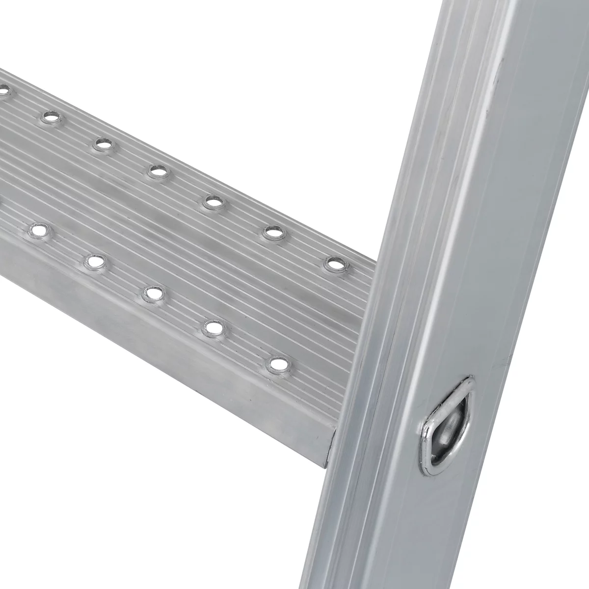 Detailopname van een zilverkleurige aluminium ladder: treden met gaten, verticale stijlen met metalen oog.