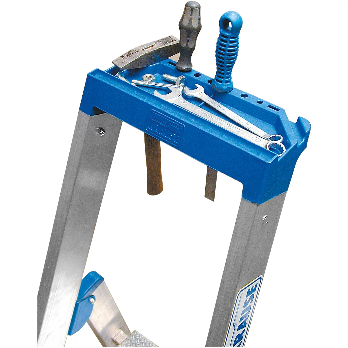 Detailopname van een ladder met blauwe lade en gereedschap: hamer, sleutel, schroevendraaier.