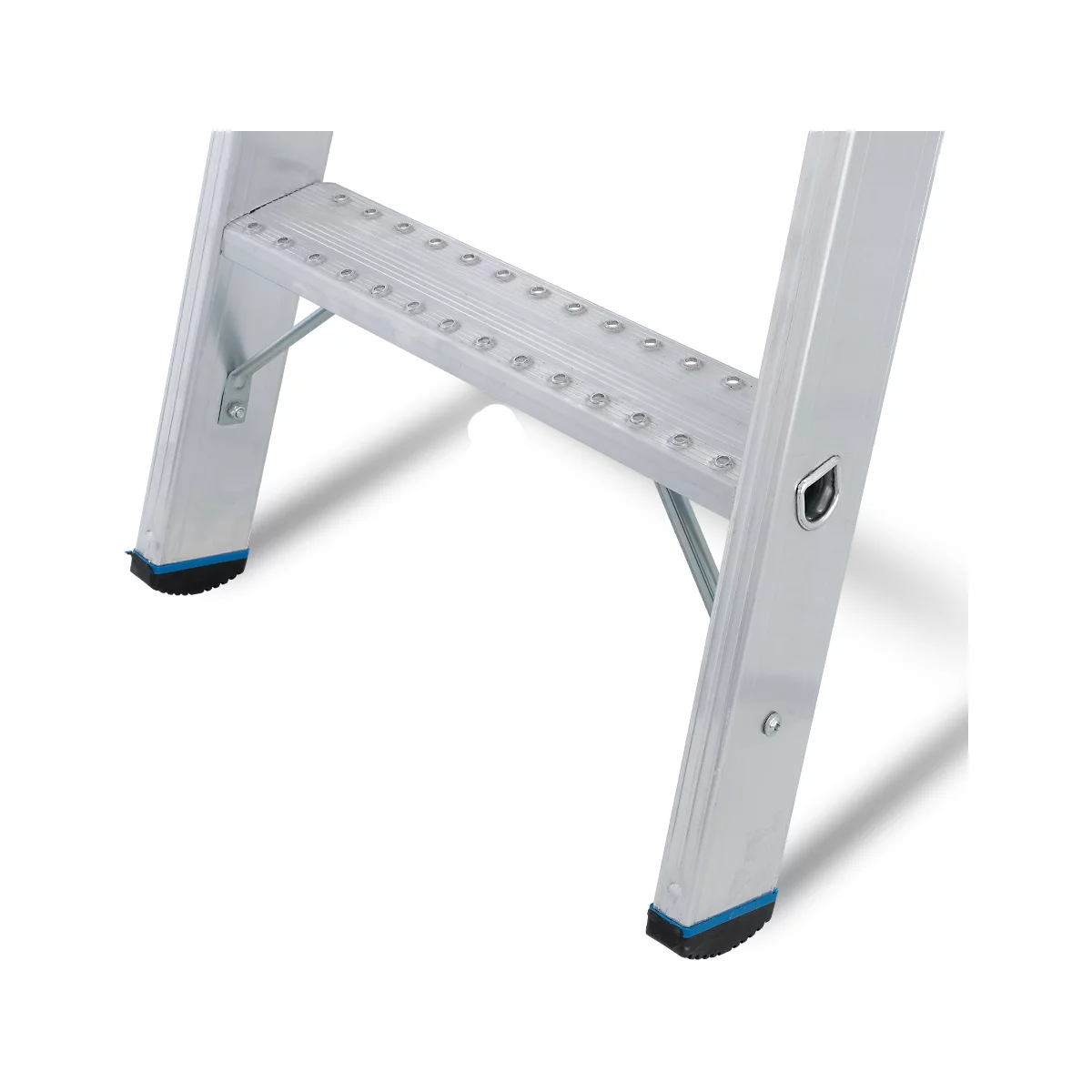 Detailopname van een ladder. Aluminium constructie met antislip treden en zwarte rubberen voeten.