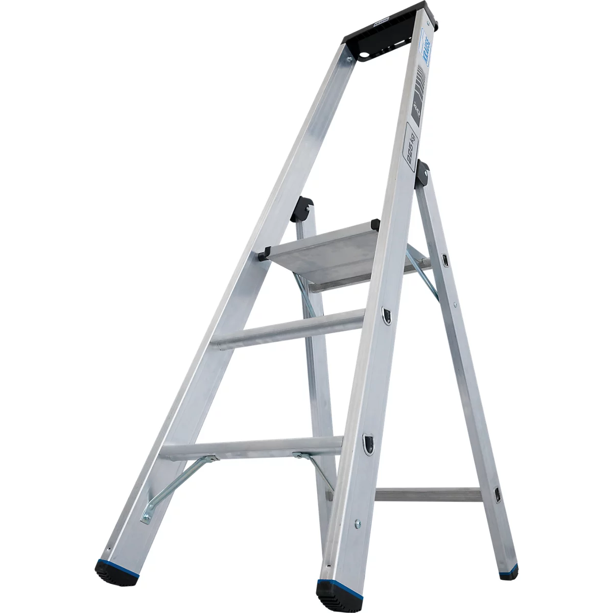 Zilveren aluminium trap met zwarte treden en blauwe voeten op een witte achtergrond.