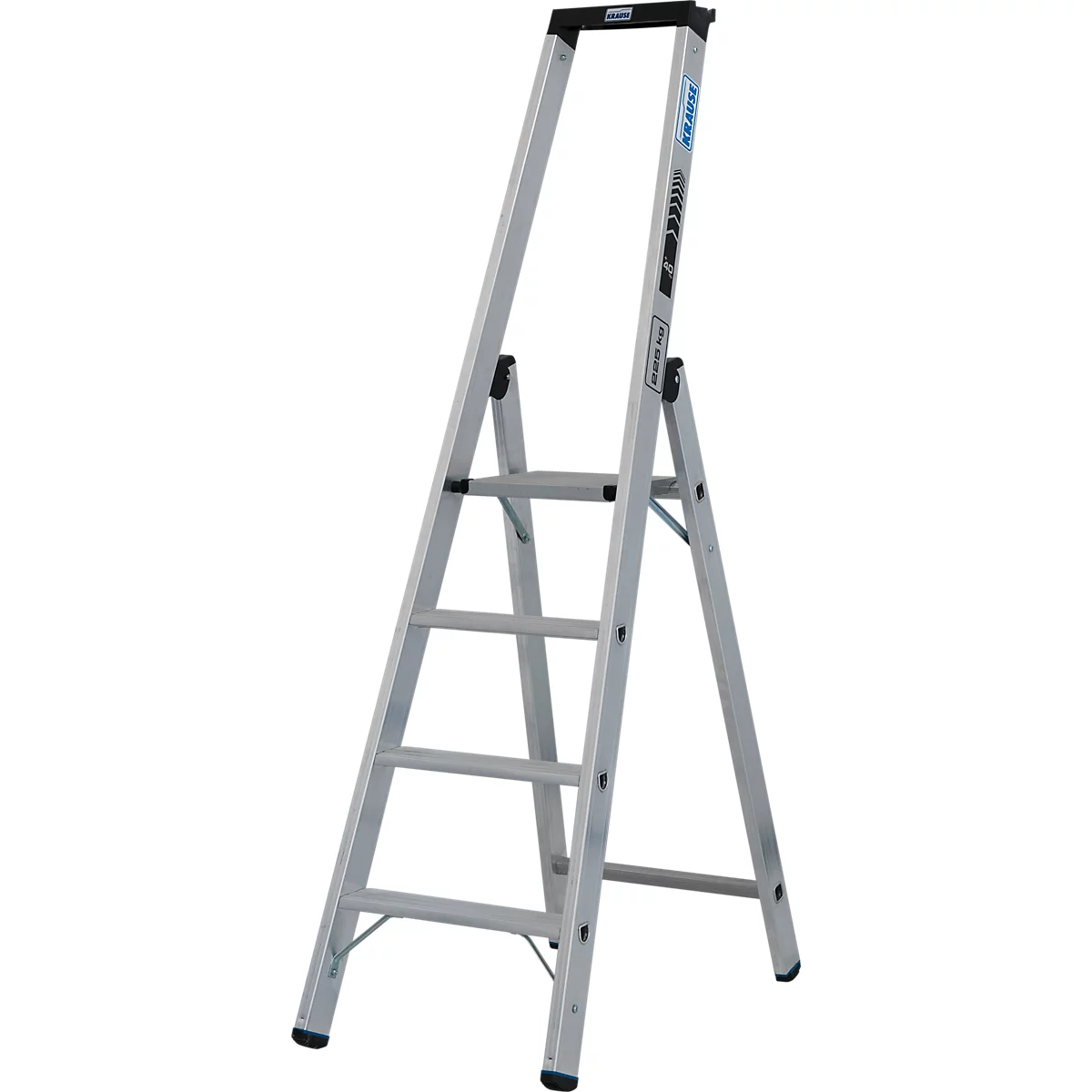 Een zilveren trap met zwarte rubberen voetjes, treden en een leuning.