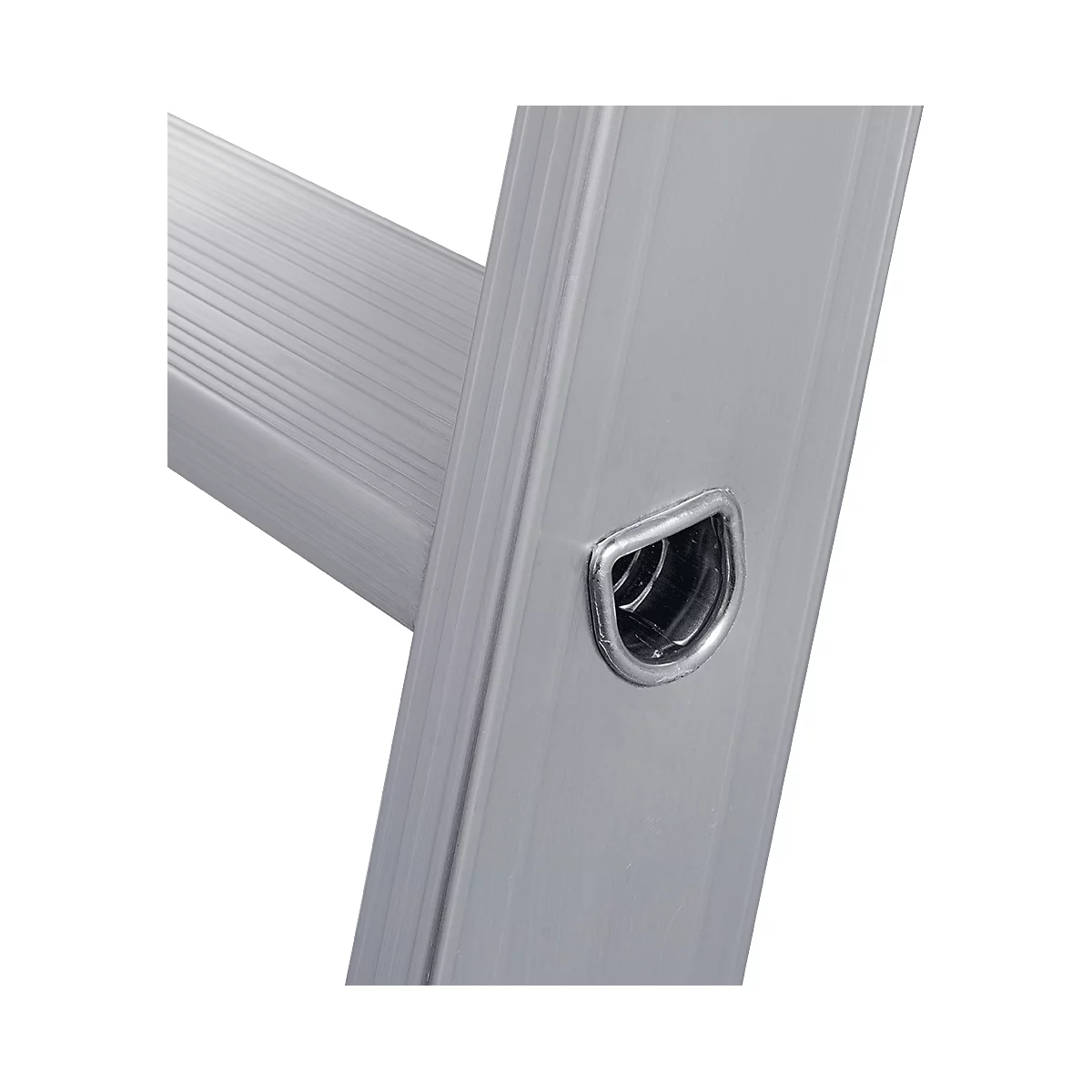 Close-up van een zilveren ladder. Gedetailleerde opname van een trede en het stabiele verbindingsgebied.