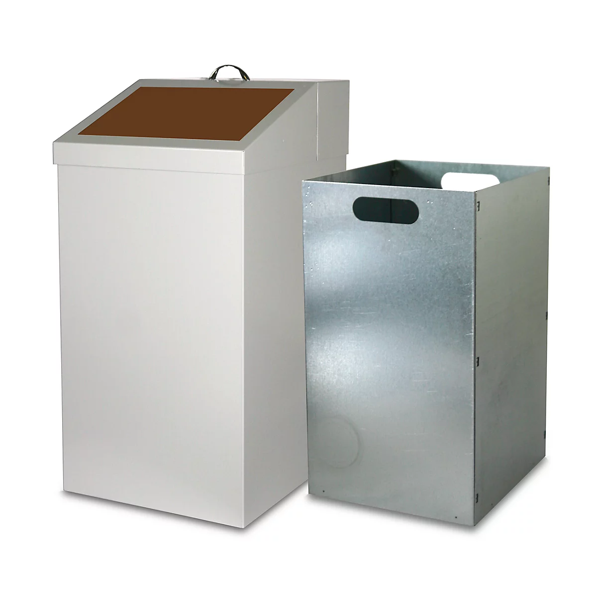 Twee vuilnisbakken: Een witte afvalbak met een bruin deksel en handvat, naast een metaalkleurige container met handgreepopeningen.