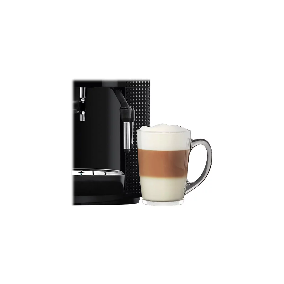 Kaffeevollautomat neben einem Glas mit geschichtetem Latte Macchiato auf weißem Hintergrund.