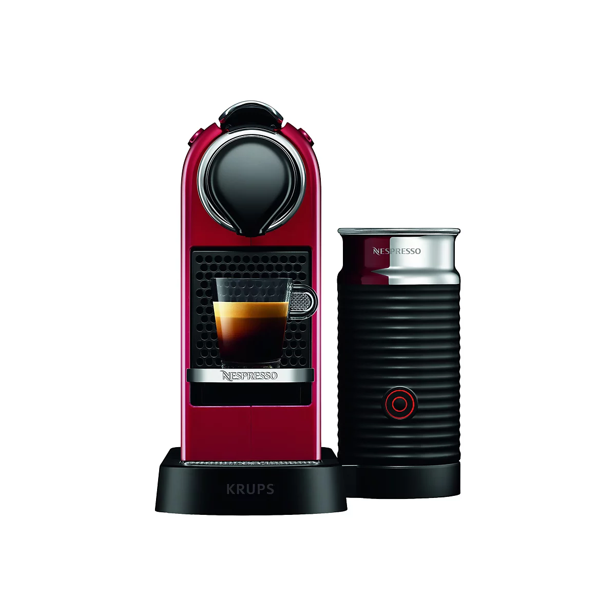 Rote Nespresso Kaffeemaschine mit schwarzem Milchaufschäumer und Tasse Espresso vor weißem Hintergrund.