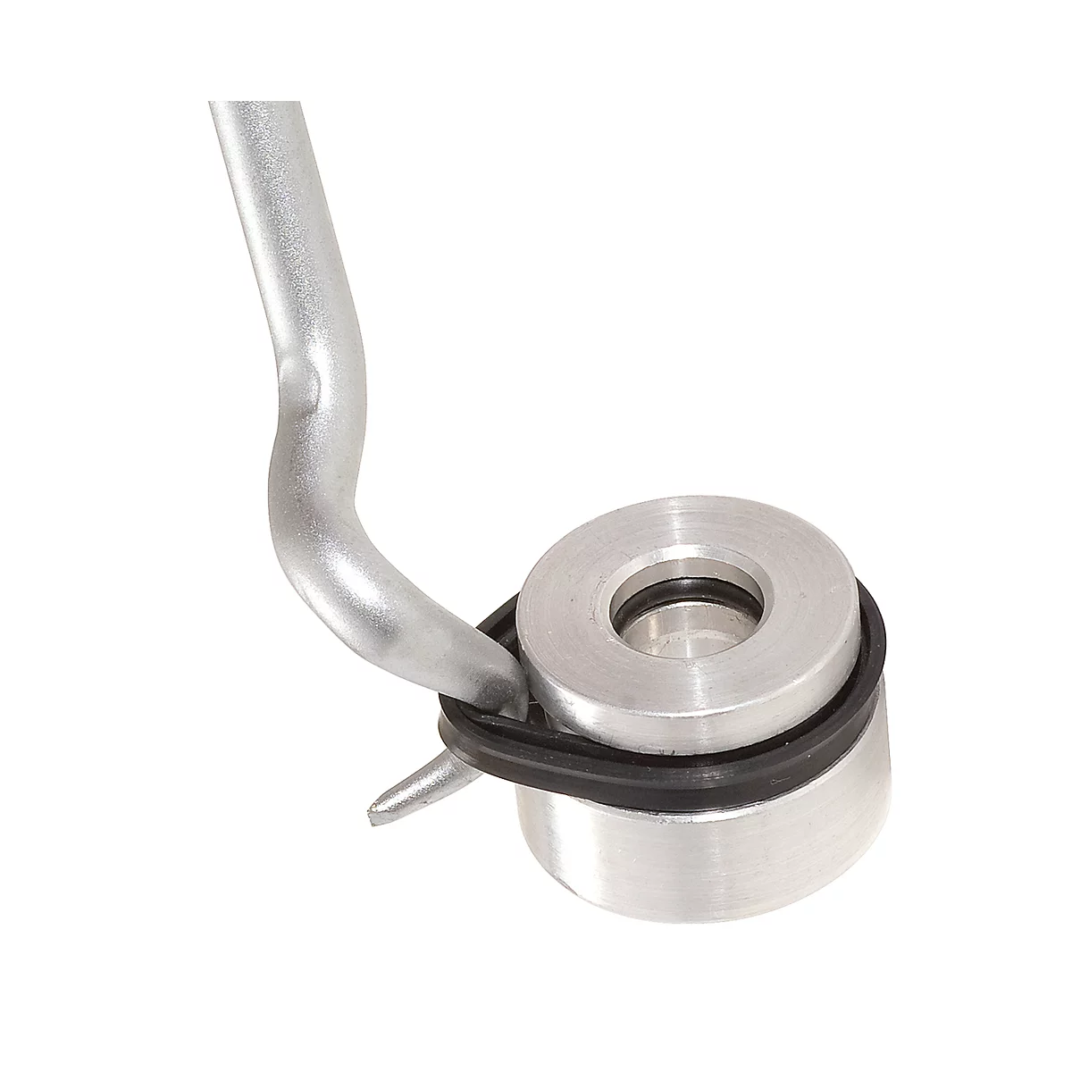 Metallhaken greift in einen schwarzen Dichtungsring an einem zylindrischen Metallteil.