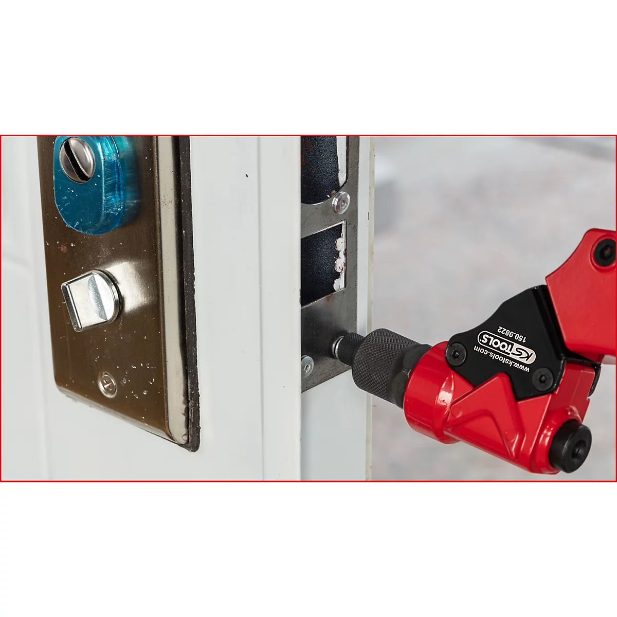 Ein rotes KS Tools Werkzeug wird zum Lösen einer Schraube am Metallrahmen einer Tür verwendet.