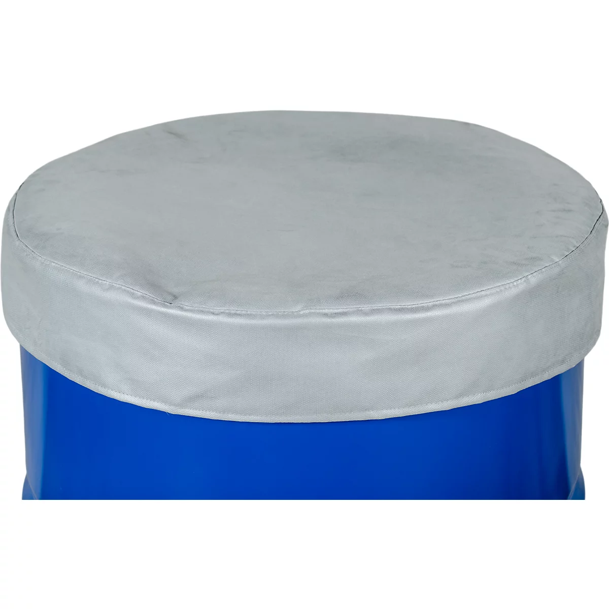 Couvercle de baril bleu avec revêtement gris. Le dessus rond du baril est recouvert.