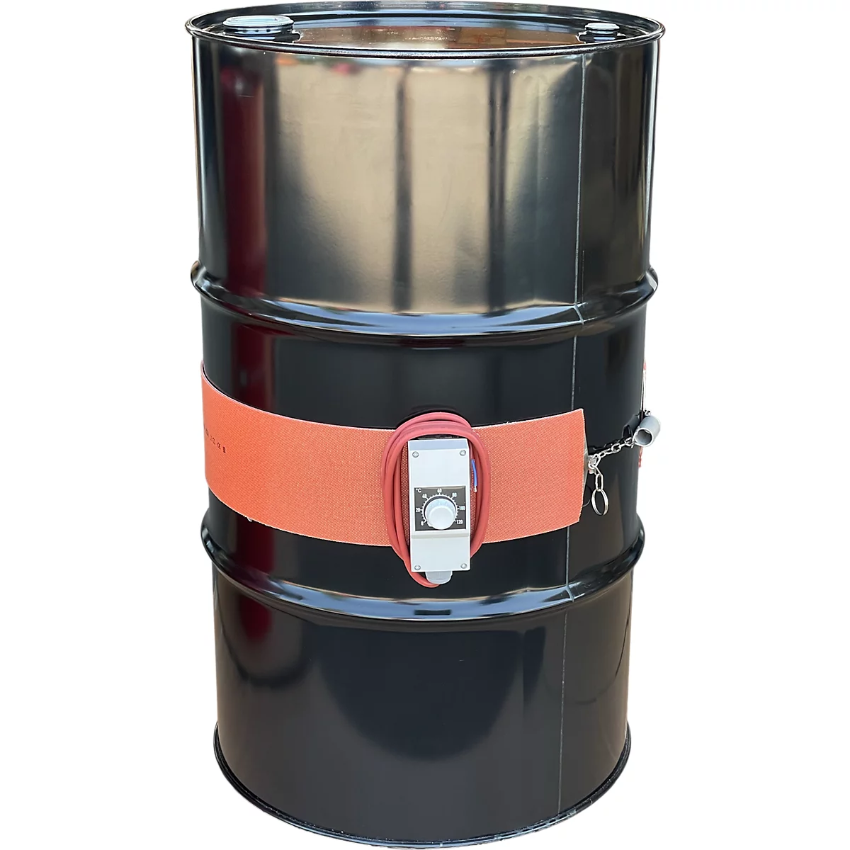 Schwarze Tonne mit Heizband und Regler.