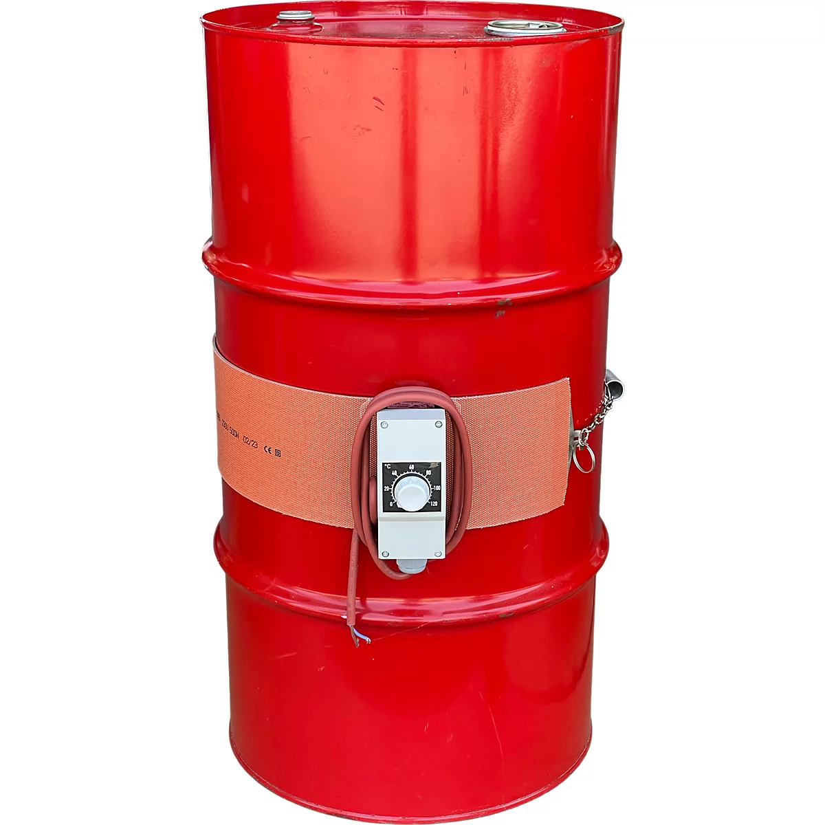 Roter Fassheizer an einem roten Metallfass befestigt. Auf dem Heizer ist ein Thermostat angebracht.