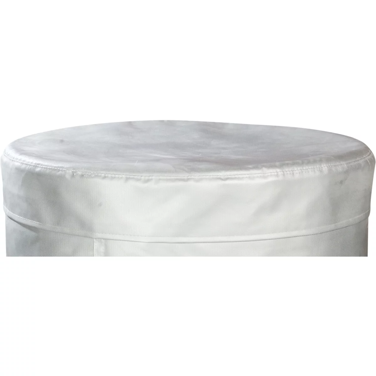 Hellgrauer, zylindrischer Hocker. Oberseite mit sichtbarer Naht, darunter eine umlaufende Ziernaht.