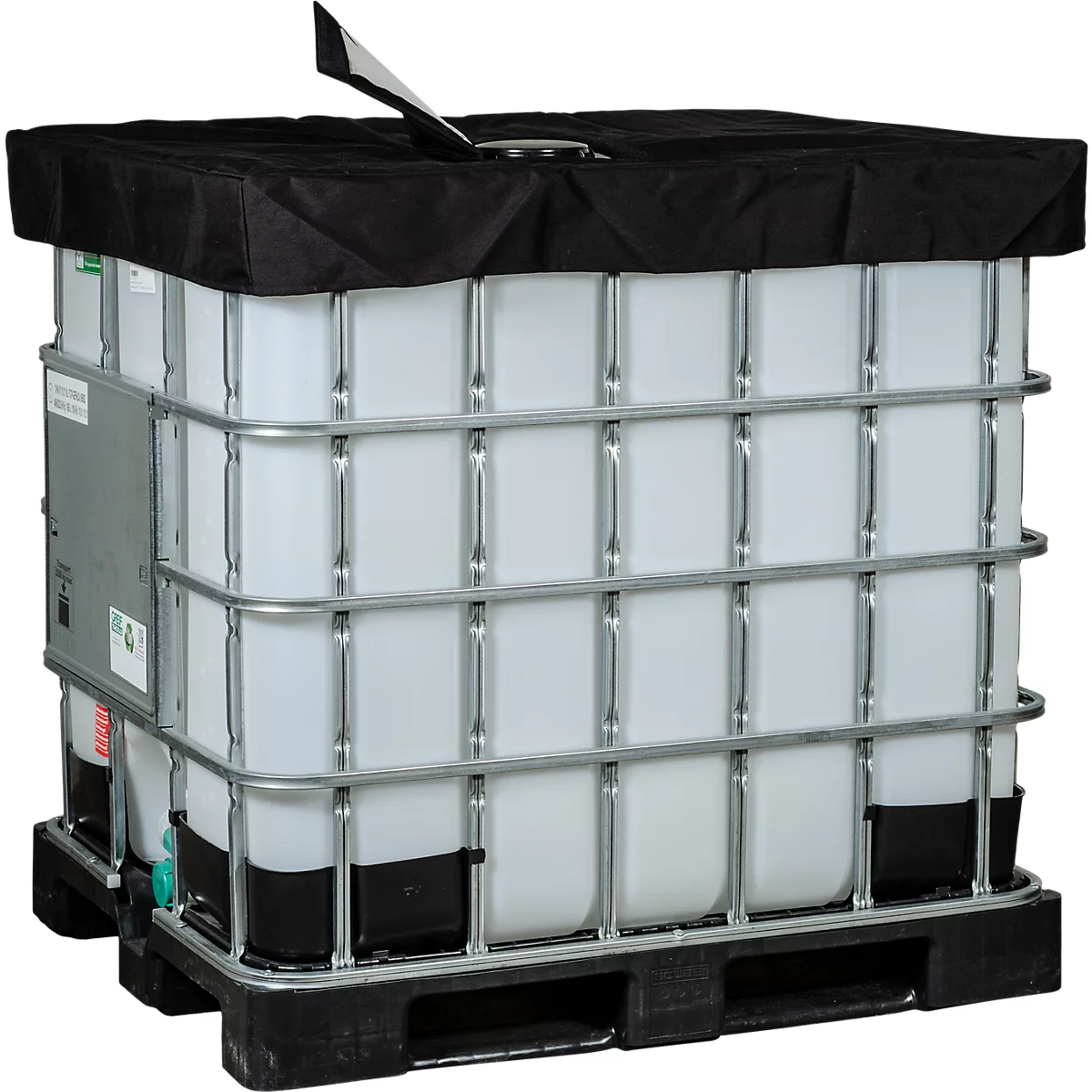 Grand conteneur blanc, protégé par un cadre métallique et une couverture noire. Sur palettes, pour le transport.