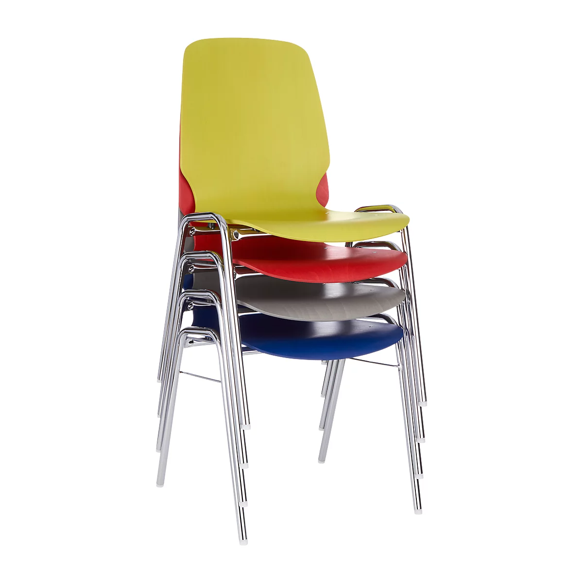 Gestapelde kleurrijke stoelen: geel, rood, grijs, blauw. Chroom frame, heldere achtergrond.