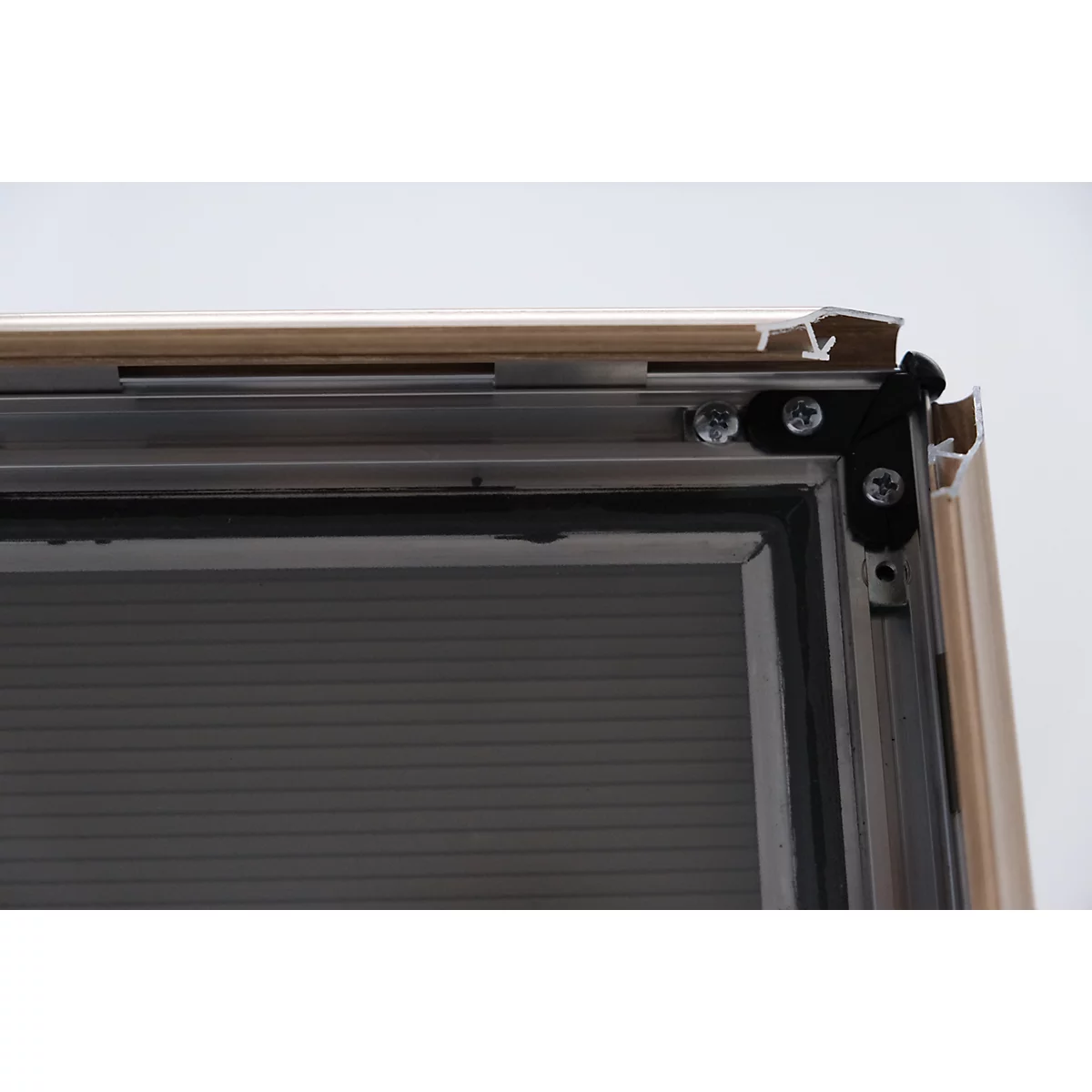 Nahaufnahme einer Fenstereckverbindung mit Aluminiumrahmen und Verschraubung.