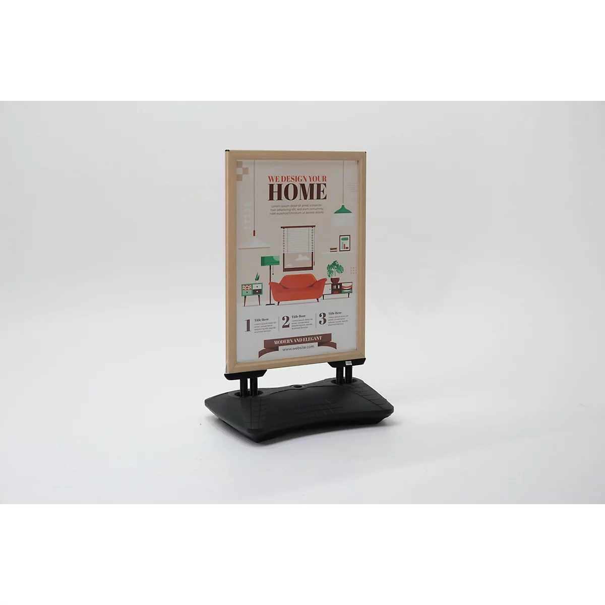 Ein freistehender Kundenstopper mit schwarzem Fuß und hellem Rahmen präsentiert ein Plakat mit der Aufschrift We Design Your Home.