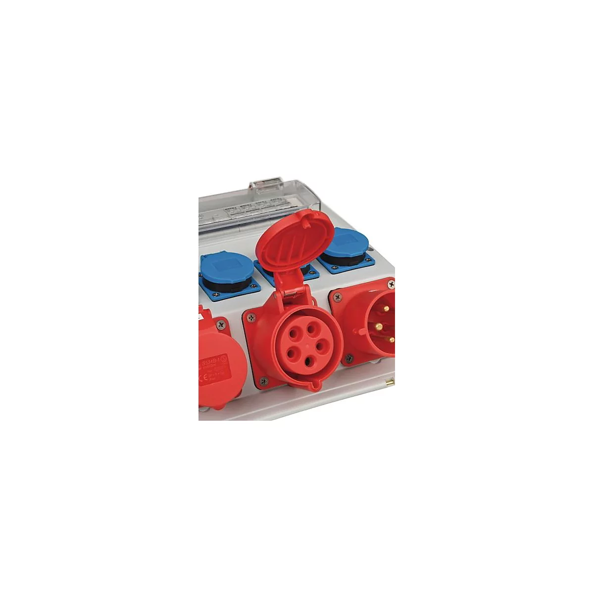 Detailbeeld van een rode industriële stekker met een open klep. Op de achtergrond zijn meerdere blauwe en rode stopcontacten te zien.