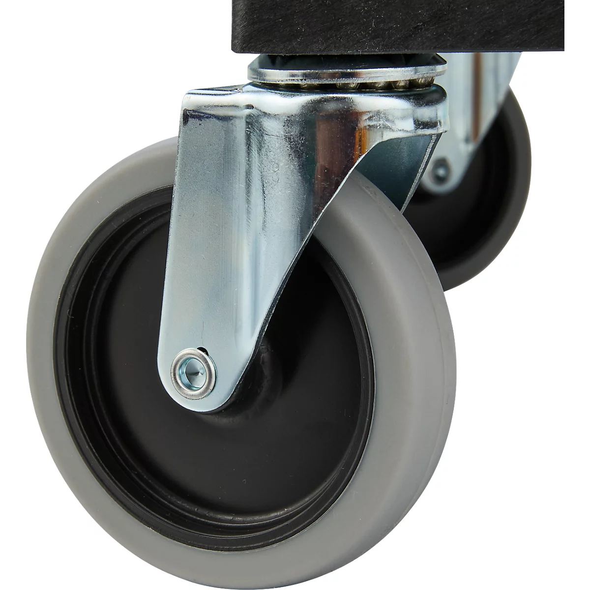 Nahaufnahme eines Rollenrads: Graues Rad mit schwarzem Kern, befestigt an einer Metallhalterung. Der Hintergrund ist weiß.