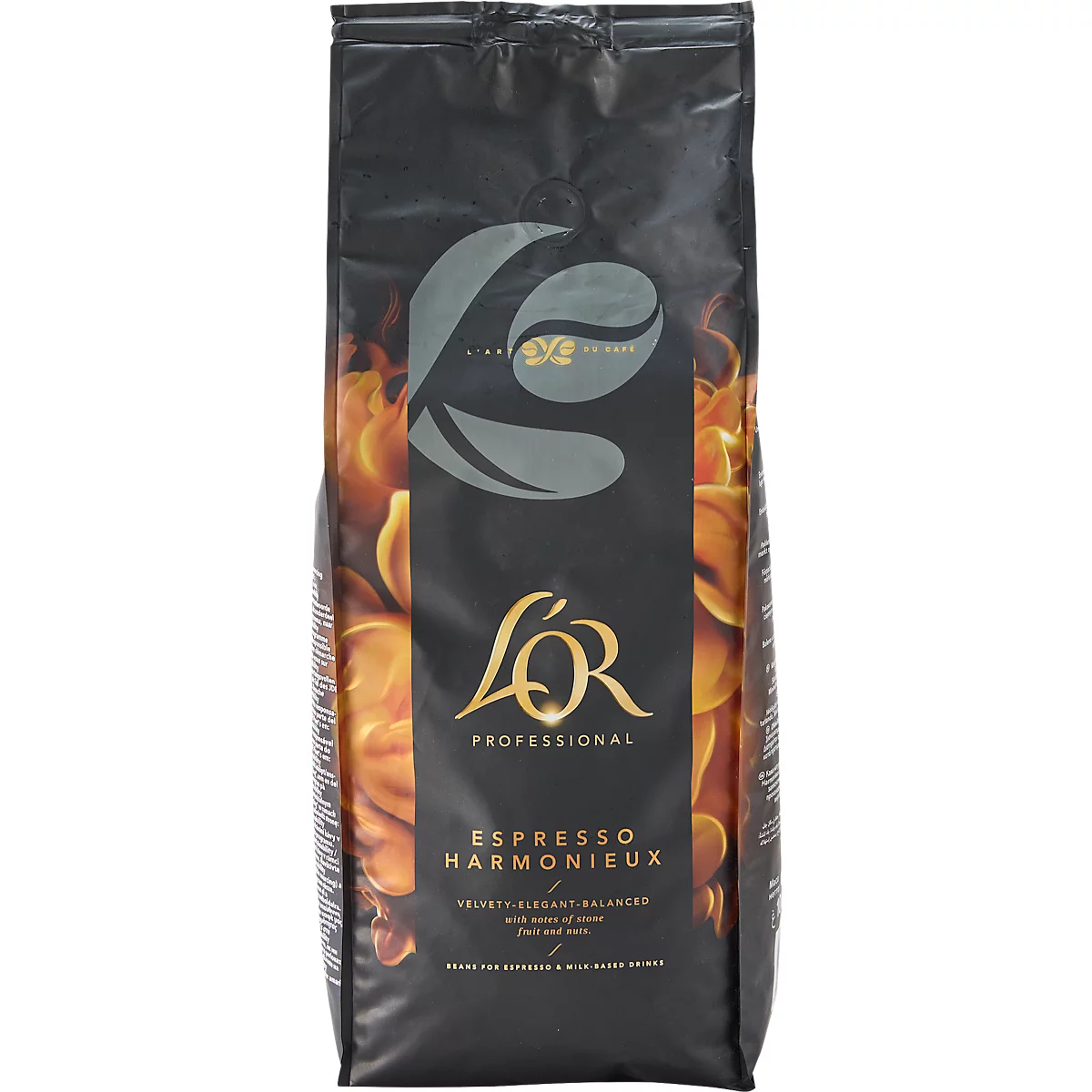 Zwarte koffiezak met gouden belettering: 'L'OR Espresso Harmonieux'. Prints: 'Fluweelzacht-Elegant-Evenwichtig'. Achtergrond: gouden vlammen.