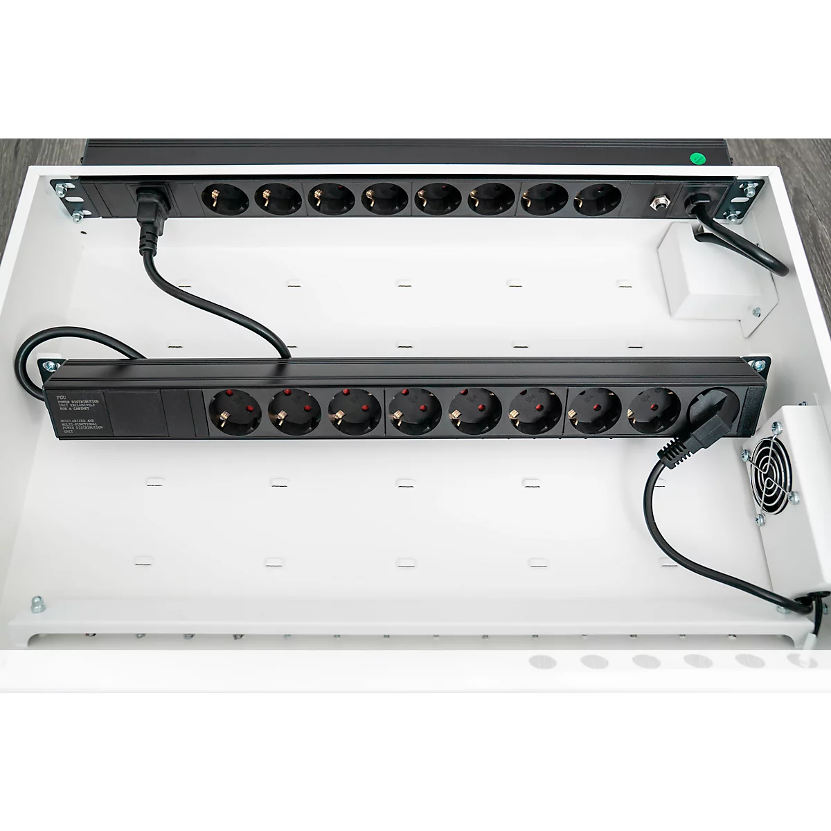 Laadkast voor notebooks Good Connections GEMMA N16, converteerbaar naar laadwagen, voor 16 apparaten, geaarde stopcontacten, afsluitbaar, vermogen 2300 W, wit-blauw