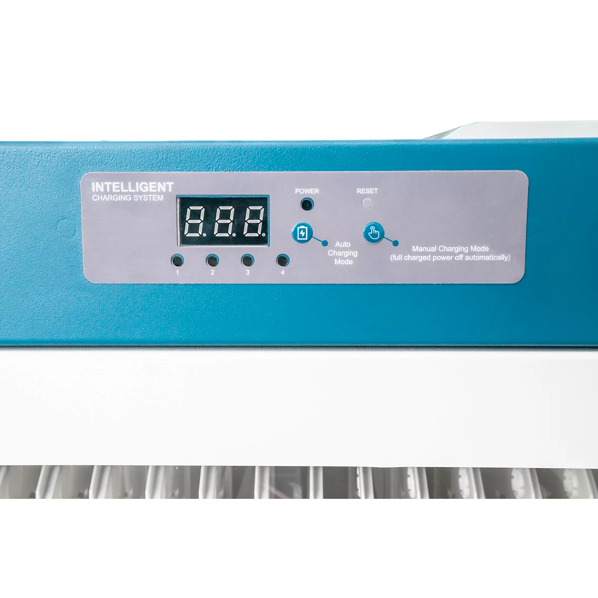 Detailopname van een blauw apparaat met digitale display en bedieningsknoppen. Tekst: "Intelligent Charging System".
