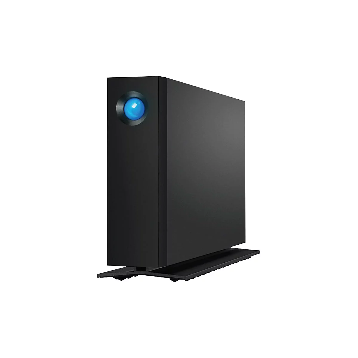 Disque dur externe noir avec lumière bleue. Repose sur une base noire. Sur fond blanc.