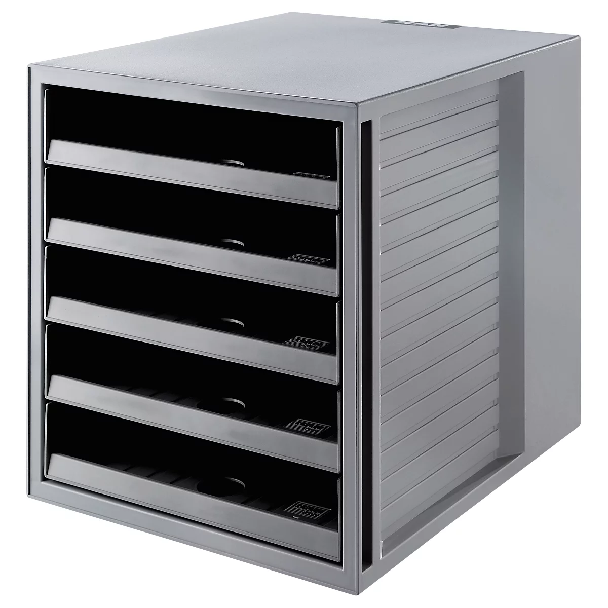 Grijze kast met zes laden, elk met een zwart interieur. Er is een rolluik aan de rechterkant.