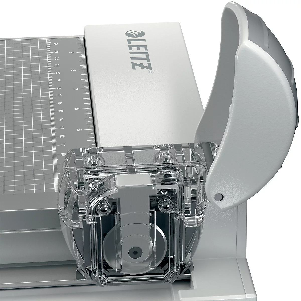 Gros plan d'une massicot et coupe-photos blanc avec le logo Leitz. Le protège-lame transparent est ouvert.