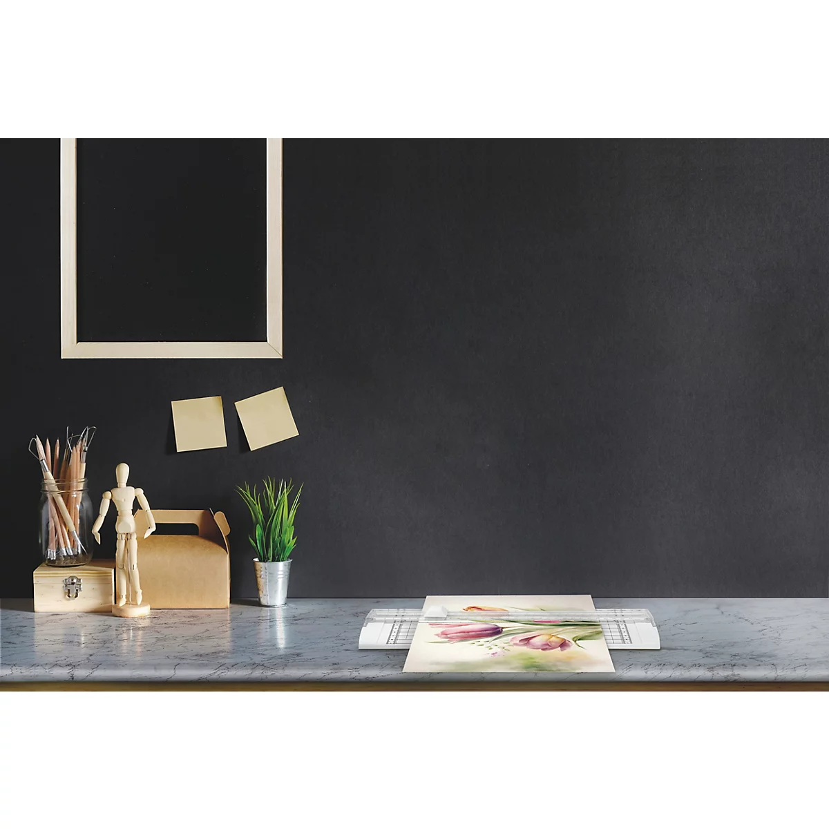 Bureau met schildersbenodigdheden, lijst, notities en een tulpen schilderij. De scène heeft een donkere achtergrond, de sfeer is ontspannen.