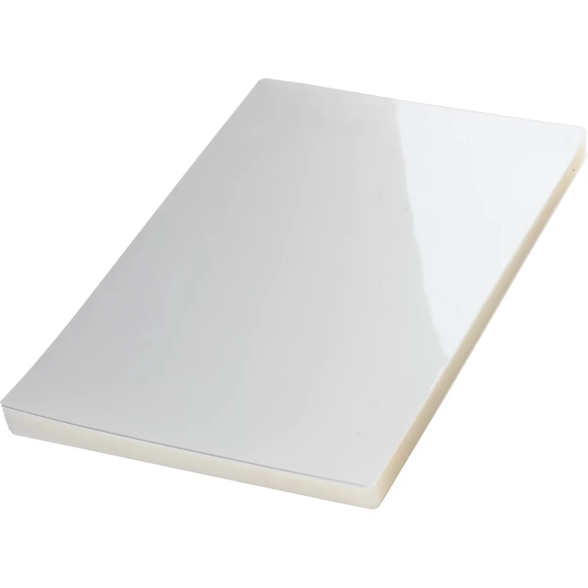 Een wit, rechthoekig object dat iets schuin staat. Het oppervlak reflecteert licht, wat wijst op een gladde afwerking.